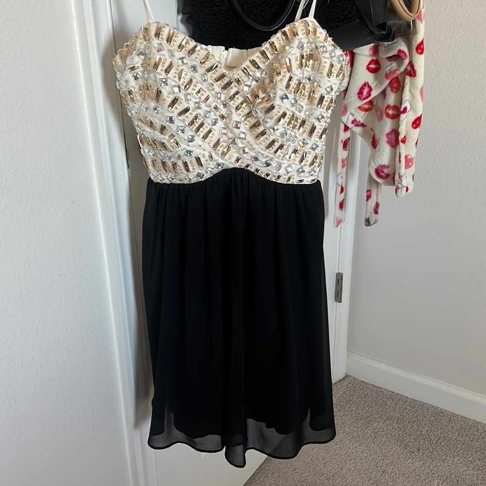 Black dress with little pearls